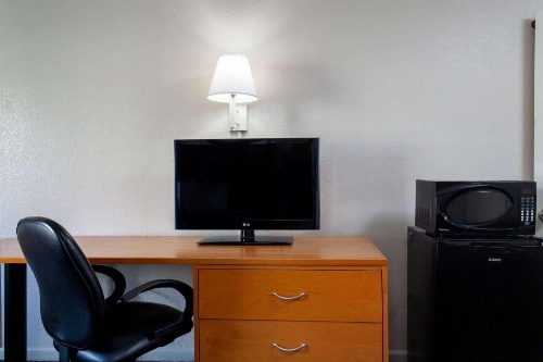 Super 8 by Wyndham Kissimmee image 11