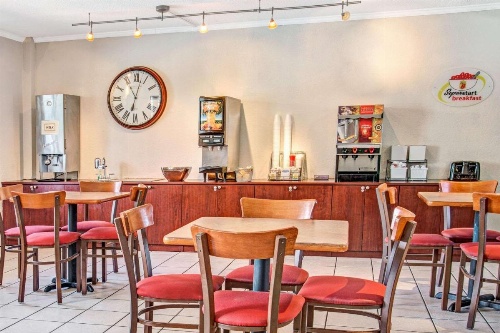 Super 8 by Wyndham Kissimmee image 21